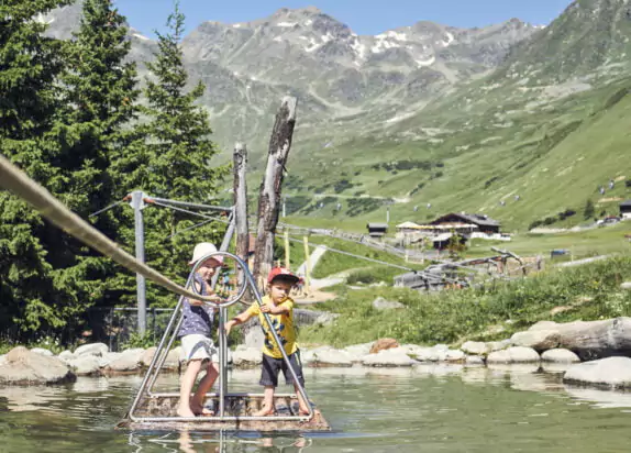 Murmliwasser, Kinder auf Floss