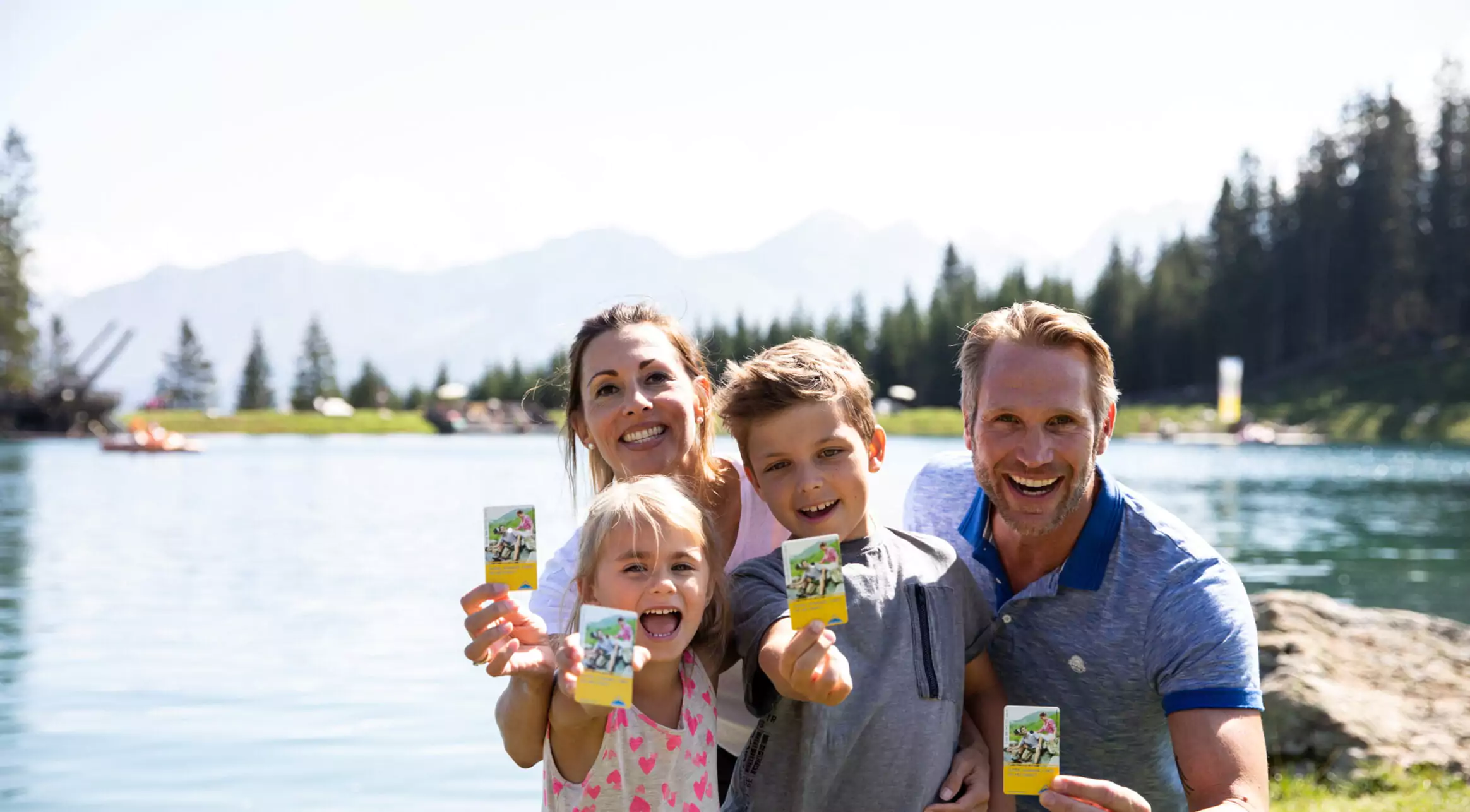 Super. Sommer. Card., Familienbild in Högsee mit den Karten in der Hand