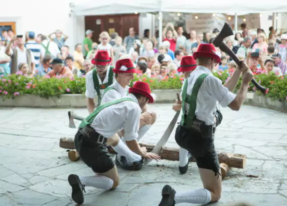 sFest am Brunnen in Fiss