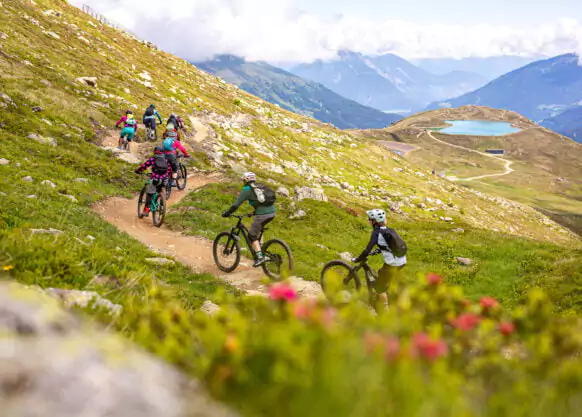 Trails, Berge, Fiss Ferienwohnung, Gruppe von Mountainbike Fahrern