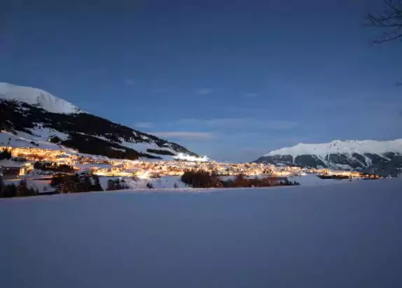 Fiss bei Nacht, Schnee und leuchtende Häuser