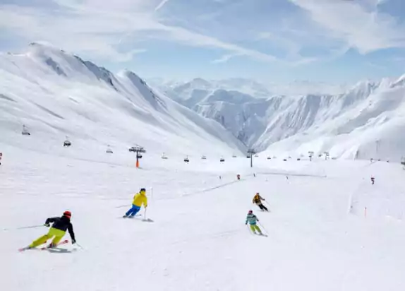 Serfaus-Fiss-Ladis Skigebiet, Skifahren im Masner, schneebedeckte Berge und eine breite Skipiste