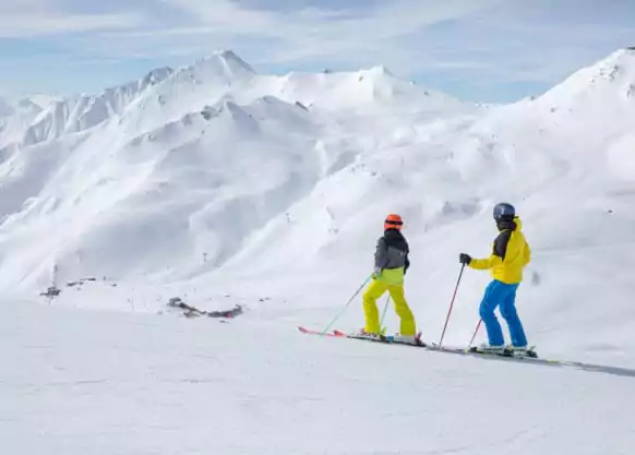 Serfaus-Fiss-Ladis Skigebiet, Skifahren im Masnergebiet, zwei Skifahrer schauen auf das Skigebiet