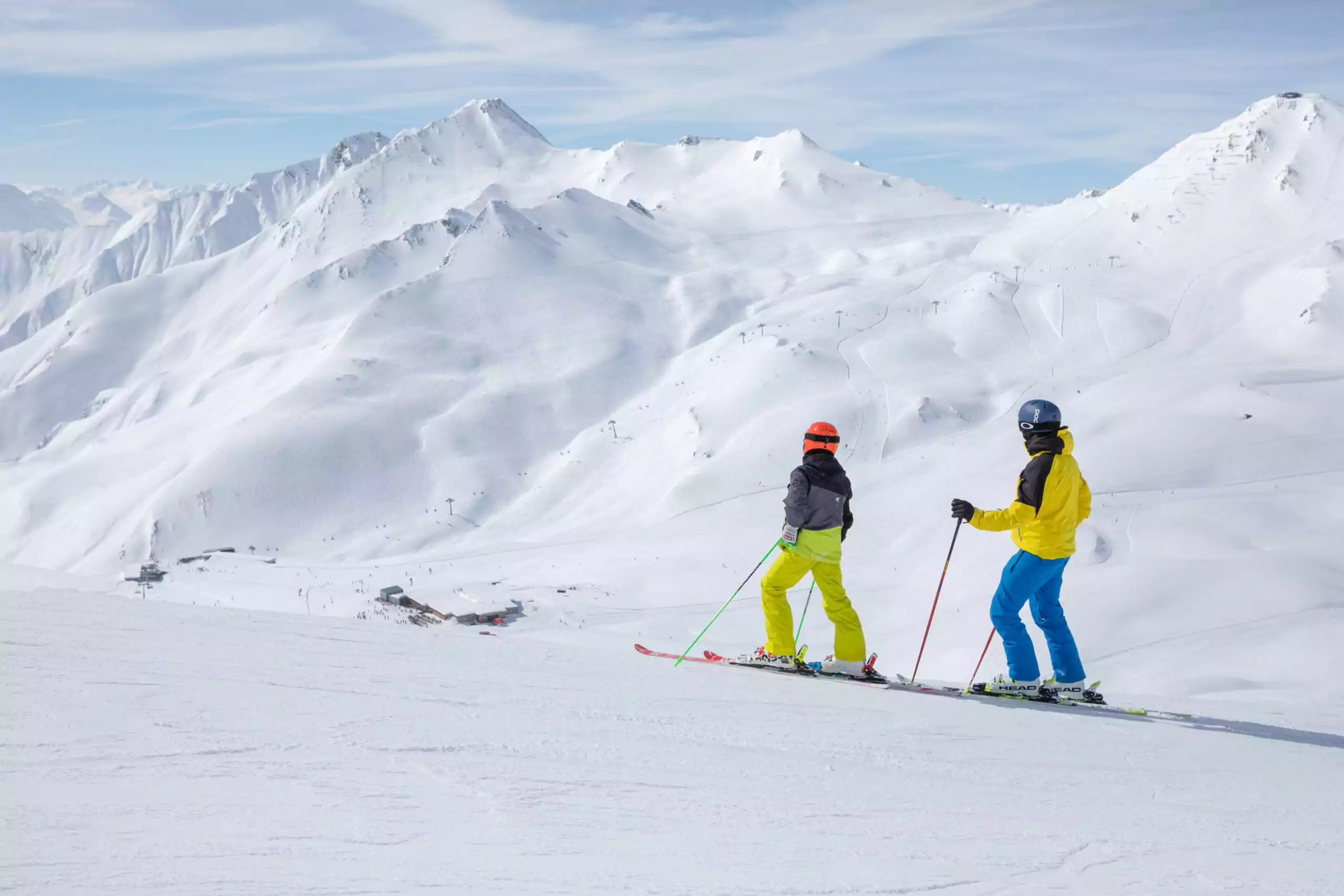 Serfaus-Fiss-Ladis Skigebiet, Skifahren im Masnergebiet, zwei Skifahrer schauen auf das Skigebiet
