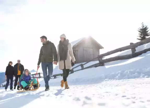 Familienurlaub in den Bergen - Rodeln mit der Familie