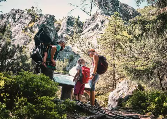 Familienurlaub in den Bergen - Familie auf dem Naturthemensteig