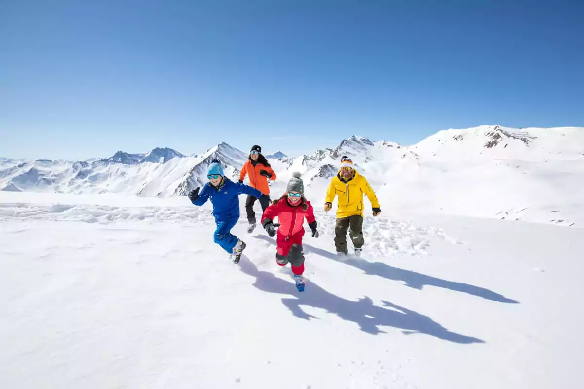 Familienurlaub in den Bergen - Familie hat Spaß auf dem Berg