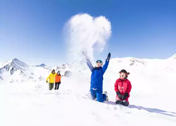 Familienurlaub in Fiss-Ladis, Kinder werfen Schnee