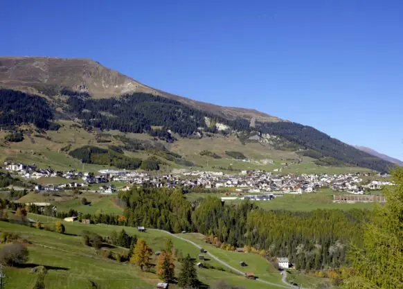 Fiss im Sommer, Ort vom Berg fotografiert