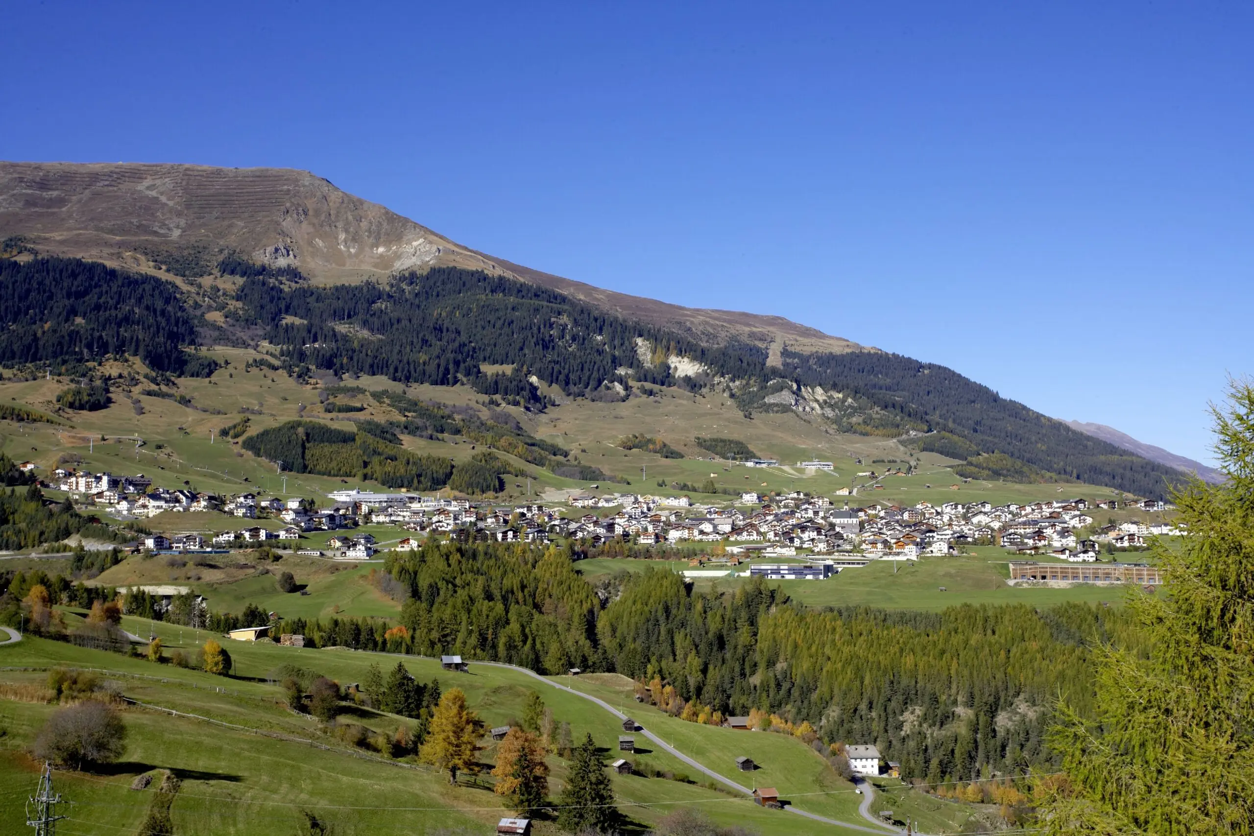 Fiss im Sommer, Ort vom Berg fotografiert