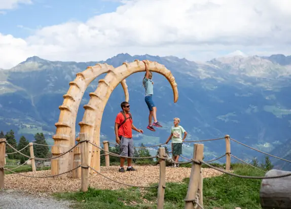 Wildtierweg Serfaus Fiss Ladis, Kinder auf Spielplatz